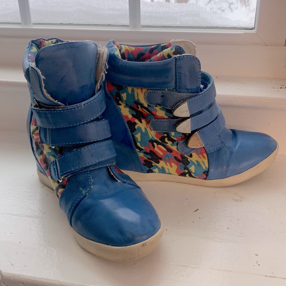 Funky blue leather wedge heel sneakers